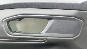 Крупный план окна и ручки двери обшивки передней левой Honda Accord.