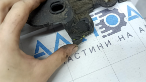 Крупный план поврежденного крепления на накладке порога Lexus RX, виден износ