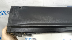 Крупный план поврежденного участка накладки порога Lexus RX350 RX450h 2010–15