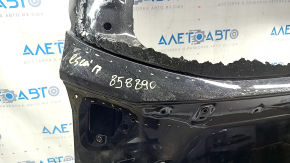 Номер детали 858890 на дверке багажника Ford Escape, с потертостями и облезлой краской.