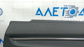 Верхняя часть обшивки задней двери Audi Q3 с хромированным молдингом.