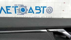 Деталь обшивки задней двери Audi Q3, акцент на ручку и отделку.