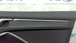 Крупный план верхней части обшивки двери Audi Q3, хромированные элементы и кожаные вставки в хорошем состоянии.