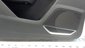Боковая часть обшивки двери с динамиком Bang&Olufsen для Audi Q3, демонстрирующая функциональность.