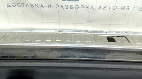 Детальный вид на верхнюю часть накладки с видимыми дефектами на хроме.
