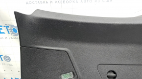 Крупный план обшивки двери багажника Audi Q3 с акцентом на детали и текстуру.