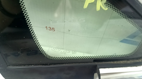 Деталь левой форточки для Lexus RX 350/450h 2010-2015, видно повреждение стекла.