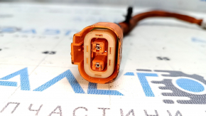Задний вид разъема высоковольтного кабеля для Jeep Grand Cherokee WL с хорошей видимостью контактов.