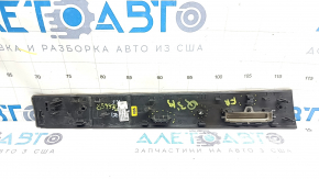 Обратная сторона накладки передней панели Audi Q3, видно место установки креплений.