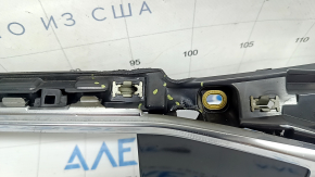 Крупный план креплений накладки передней панели Audi Q3 2019-2025, заметны дефекты.
