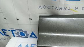 Крупный план повреждений на накладке двери Audi Q3, царапины.
