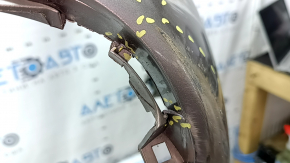 Бампер задний голый Chrysler Pacifica 17-26 под губу, парктроники и BSM, бежевый, надломаны крепления, вмятины, царапины, нештатные отверстия, трещины