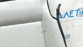 Потертости и дефекты на кожаной обшивке Toyota Prius, крупный план.