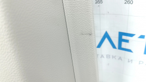 Деталь двери с видимыми следами эксплуатации и потертостями для Chrysler Pacifica 2016-2026