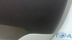 Крупный план текстуры кожаного подлокотника обшивки для Chrysler Pacifica.