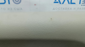 Поверхность обшивки двери Chrysler Pacifica с мелкими дефектами вне функционала.