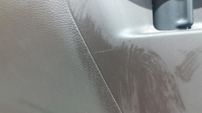 Обшивка дверей картка задня ліва Chrysler Pacifica 17-22 під шторку, сіра з коричневою шкірою, з накладками, з ручкою, подряпини, потертості, побілів пластик, під чищення