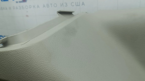 Угол обшивки арки нижней левой Chrysler Pacifica, видимые царапины на серой поверхности.