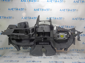 Обращение на торпедо Ford C-Max MK2 2013–2018, заметные дефекты.