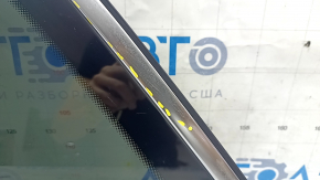 Детали хромированной окантовки и царапин на стёкле задней левой форточки Audi Q7 2016-2026
