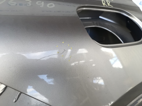 Крупный план повреждения на четверти крыла серебристого цвета для Mercedes GLE W167, видны царапины.