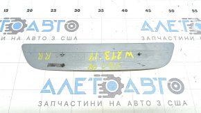 Накладка порога ззаду права зовнішня Mercedes W213 E 300/350 17-23 хром, подряпини
