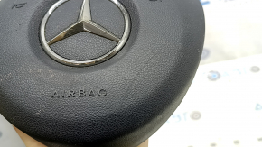 Крупный план логотипа Mercedes на подушке безопасности; характерный элемент для любителей марки.