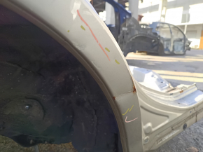 Крупный план с коррозией и потертостями на кузове Lexus RX 04-08.