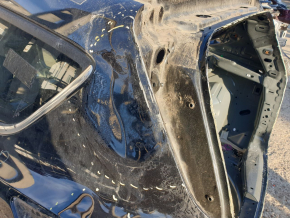 Крупный план повреждения кузовной детали для Ford Escape MK3 2013-2019, видна вмятина.