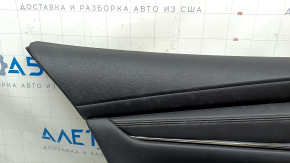 Крупный план верхней части обшивки двери задней левой Mazda 3 2019-2026 с легкими следами использования.