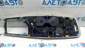 Накладка центральной консоли Kia EV6, задняя сторона с проводкой.