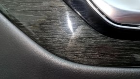 Крупный план царапины на накладке двери Audi Q7.