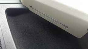 Крупный план подсветки на обивке двери задней правой модели Kia EV6.