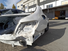 Четверть крыло задняя правая Mercedes W213 E 300/350 17-20 на кузове, белая, тычки