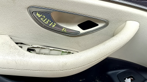 Обшивка дверей картка передня ліва Mercedes W213 E 17-23 чорна шкіра, вставка бежева шкіра, підлокітник бежева шкіра, без шторки, вставка під темне дерево, Burmester, з накладками і ручкою, тички,