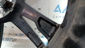 Крупный план маркировки на диске колесном Audi, видно оригинальное обозначение.