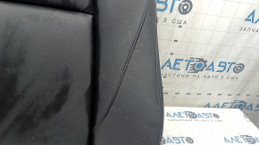 Крупный план обшивки водительского сиденья Mazda 3; незначительные следы эксплуатации.