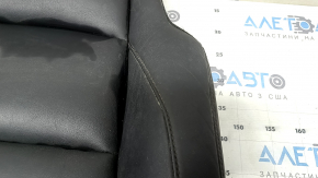 Деталь обшивки водительского сиденья Mazda 3 2019-2022, с коричневыми швами, вид сбоку