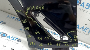 Деталь крыла BMW 5 G30, крупный план с отметками после ремонта, виден мусор под лаком.