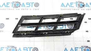 Нижняя правая решетка бампера BMW 5 G30, показана с акцентом на состояние креплений.