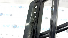 Крупный план дефектов на правой нижней решетке переднего бампера BMW 5 G30.