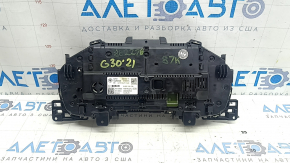 Задняя часть щитка приборов BMW 5 G30 2021-2023, показаны разъемы.
