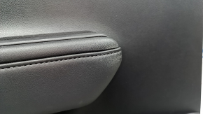 Обшивка дверей картка ззаду ліва Toyota Highlander 20-22 зі шторкою, з ручкою, шкіра чорна, вставка чорна, підлокітник шкіра чорна, подряпини, під чистку, вицвіла шкіра