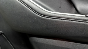 Фрагмент обшивки двери, показывающий текстуру и состояние кожи Toyota Highlander.