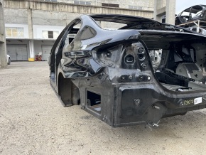 Задняя левая четверть кузова BMW G30, ракурс сзади, истирание краски присутствует
