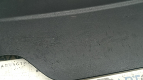 Поверхность обшивки двери багажника Jaguar F-Pace 2017-2020 годов, visible wear marks.
