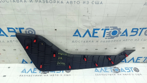 Черная накладка центральной консоли Тойота Хайлендер 2020-2026 с сохраненными крепежами, имеются следы эксплуатации.