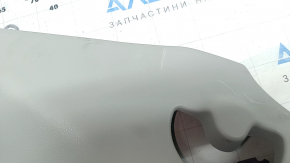 Крупный план повреждения накладки задней стойки правая для Toyota Highlander, видны царапины и побелевший пластик.