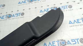 Общий вид задней правой накладки порога, детали Toyota Highlander 20-26 с лёгкими следами использования.