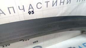 Детальный снимок царапин на накладке для Toyota Highlander, видно состояние поверхности.